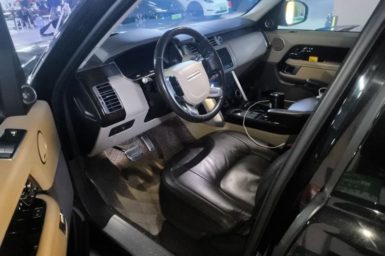 Used Land Rover Range 2022 3.0 L6 360 PS Legacy Edition Driver Seat