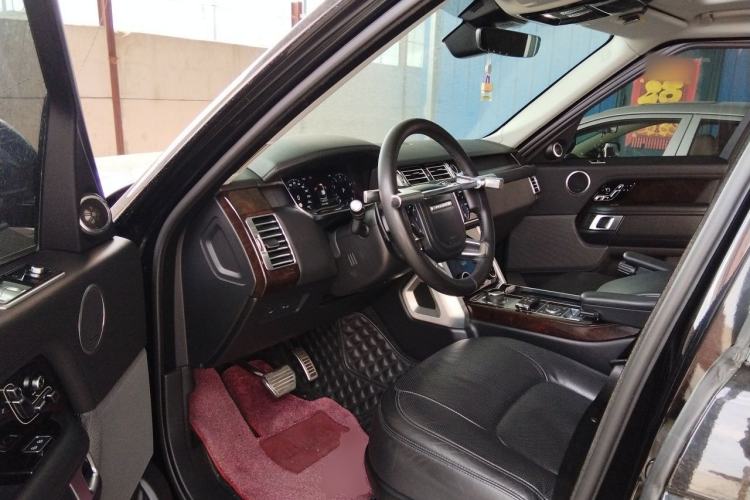 Used Land Rover Range 2022 3.0 L6 400 PS Classic Extended Version Driver Seat