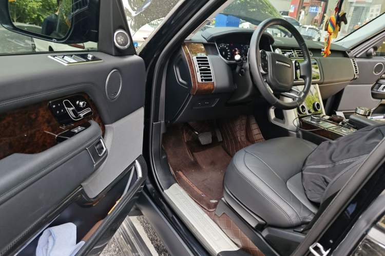 Used Land Rover Range 2022 3.0 L6 360 PS Grand Edition Driver Seat