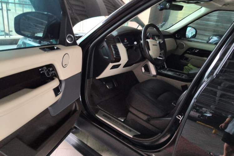 Used Land Rover Range 2022 3.0 L6 400 PS Classic Extended Version Driver Seat