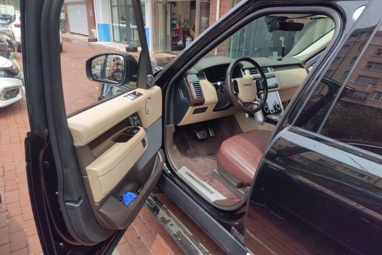 Used Land Rover Range 2022 3.0 L6 400 PS Classic Extended Version Driver Seat