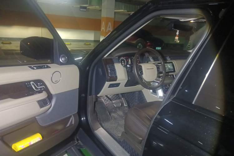 Used Land Rover Range 2022 3.0 L6 360 PS Grand Edition Driver Seat