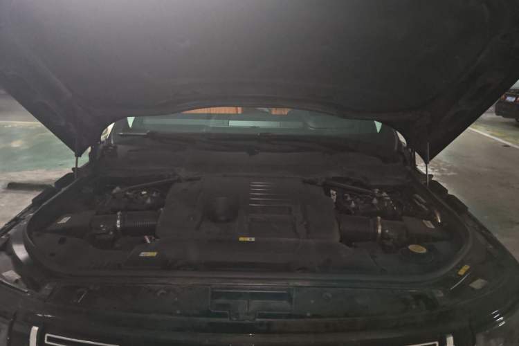 Used Land Rover Range 2022 3.0 L6 400 PS Classic Extended Version Engine Bay