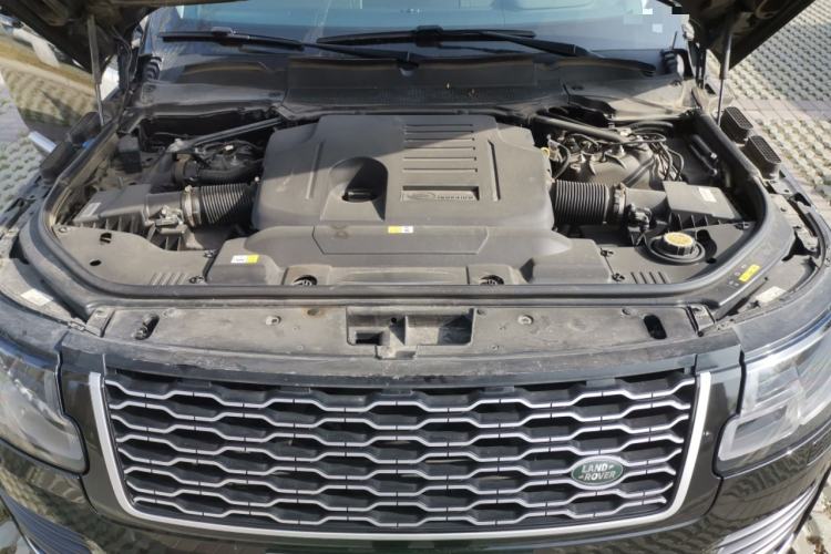 Used Land Rover Range 2022 3.0 L6 400 PS Classic Extended Version Engine Bay