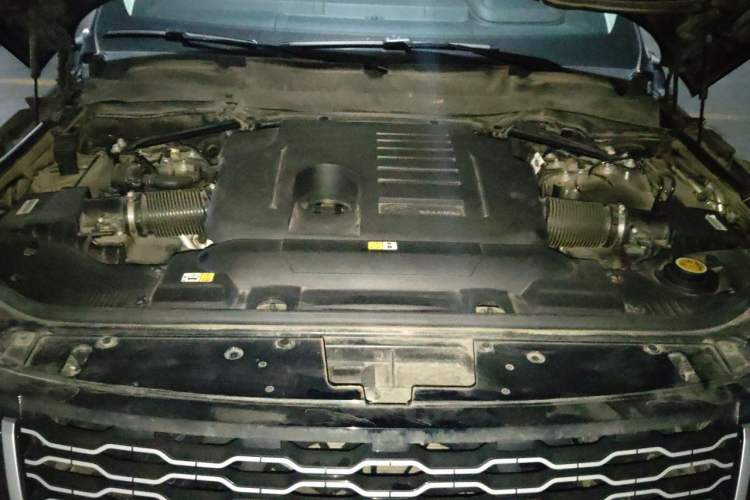 Used Land Rover Range 2022 3.0 L6 400 PS Classic Extended Version Engine Bay
