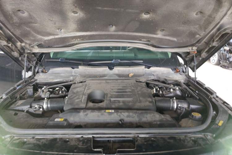 Used Land Rover Range 2022 3.0 L6 400 PS Classic Extended Version Engine Bay