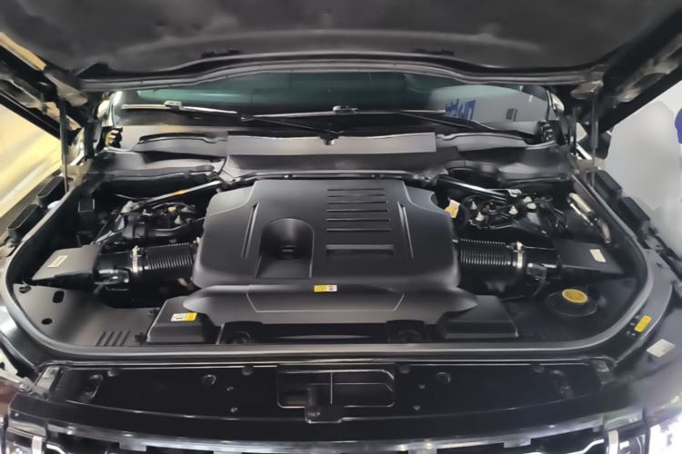 Used Land Rover Range 2022 3.0 L6 400 PS Classic Extended Version Engine Bay
