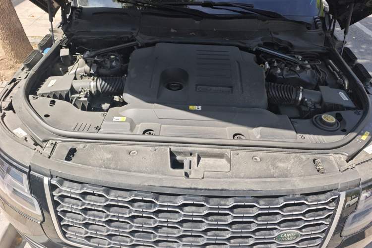 Used Land Rover Range 2022 3.0 L6 400 PS Classic Extended Version Engine Bay