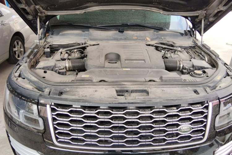 Used Land Rover Range 2022 3.0 L6 400 PS Classic Extended Version Engine Bay