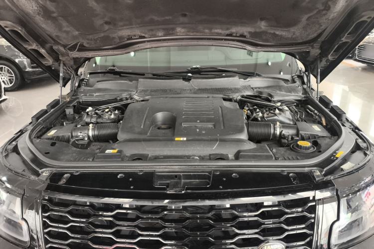 Used Land Rover Range 2022 3.0 L6 400 PS Classic Extended Version Engine Bay