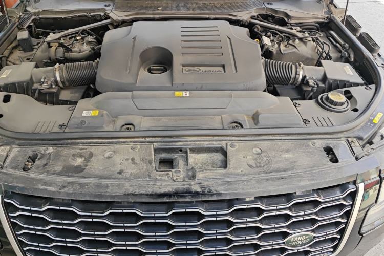Used Land Rover Range 2022 3.0 L6 400 PS Classic Extended Version Engine Bay