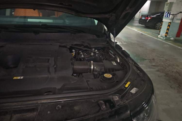 Used Land Rover Range 2022 3.0 L6 400 PS Classic Extended Version Engine Bay Left
