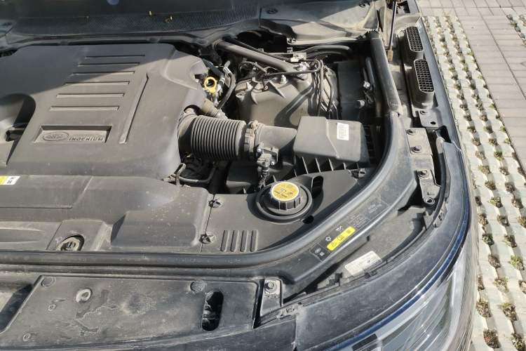 Used Land Rover Range 2022 3.0 L6 400 PS Classic Extended Version Engine Bay Left