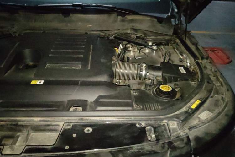 Used Land Rover Range 2022 3.0 L6 400 PS Classic Extended Version Engine Bay Left