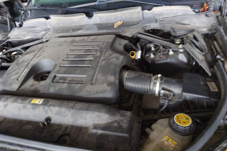 Used Land Rover Range 2022 3.0 L6 400 PS Classic Extended Version Engine Bay Left