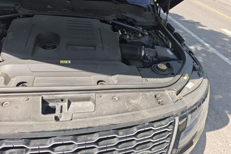 Used Land Rover Range 2022 3.0 L6 400 PS Classic Extended Version Engine Bay Left