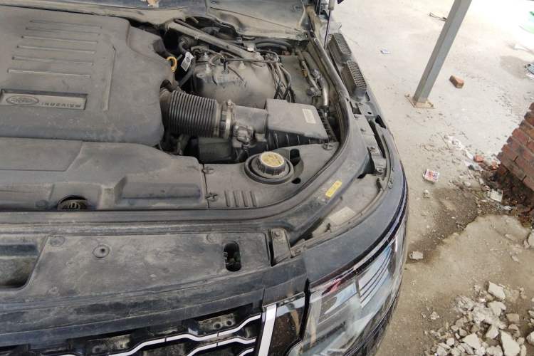 Used Land Rover Range 2022 3.0 L6 400 PS Classic Extended Version Engine Bay Left