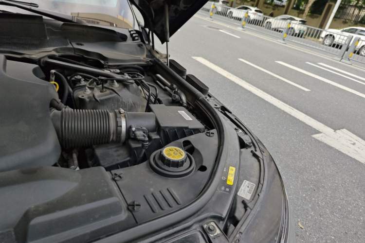 Used Land Rover Range 2022 3.0 L6 360 PS Grand Edition Engine Bay Left