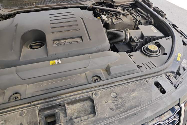 Used Land Rover Range 2022 3.0 L6 400 PS Classic Extended Version Engine Bay Left