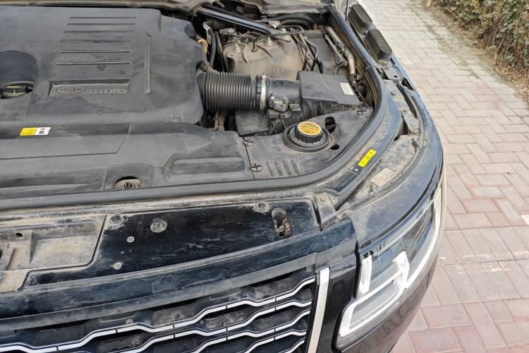 Used Land Rover Range 2022 3.0 L6 400 PS Classic Extended Version Engine Bay Left