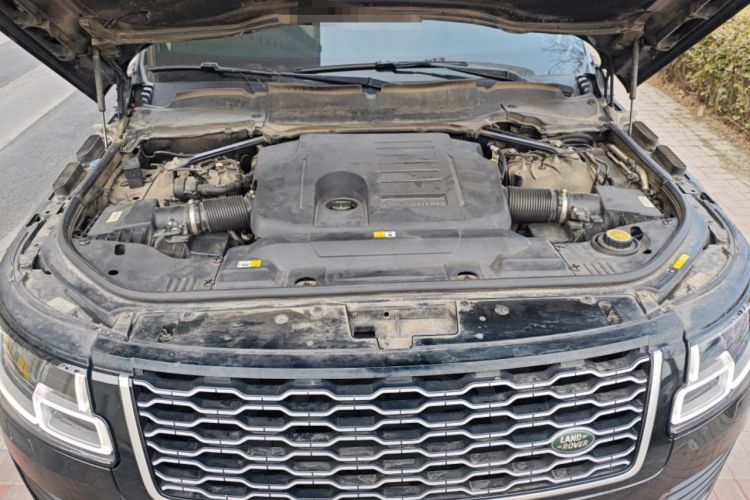 Used Land Rover Range 2022 3.0 L6 400 PS Classic Extended Version Engine Bay