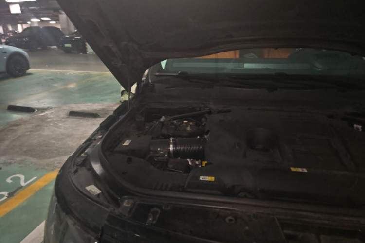 Used Land Rover Range 2022 3.0 L6 400 PS Classic Extended Version Engine Bay Right