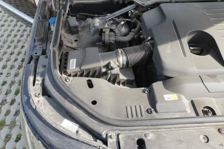 Used Land Rover Range 2022 3.0 L6 400 PS Classic Extended Version Engine Bay Right