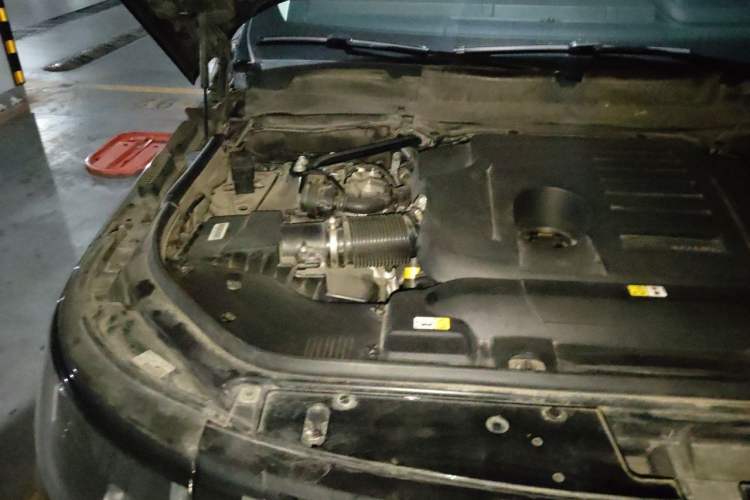 Used Land Rover Range 2022 3.0 L6 400 PS Classic Extended Version Engine Bay Right