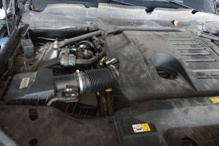 Used Land Rover Range 2022 3.0 L6 400 PS Classic Extended Version Engine Bay Right