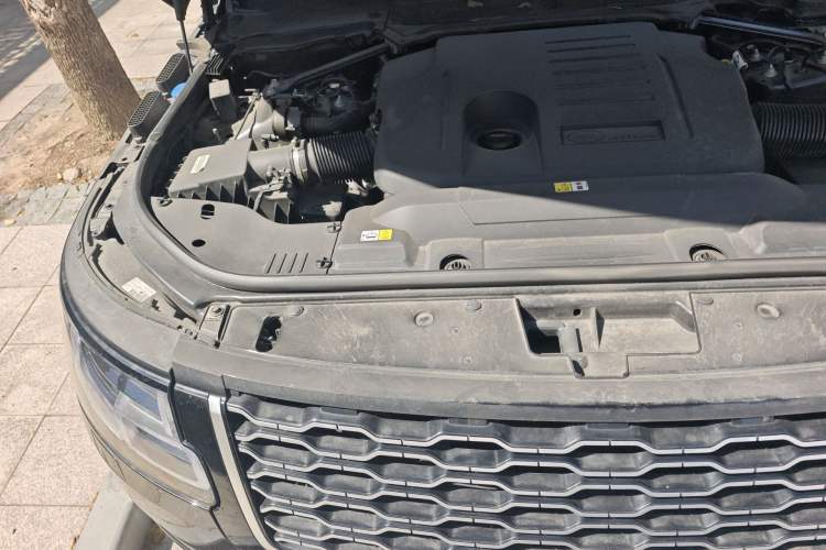 Used Land Rover Range 2022 3.0 L6 400 PS Classic Extended Version Engine Bay Right