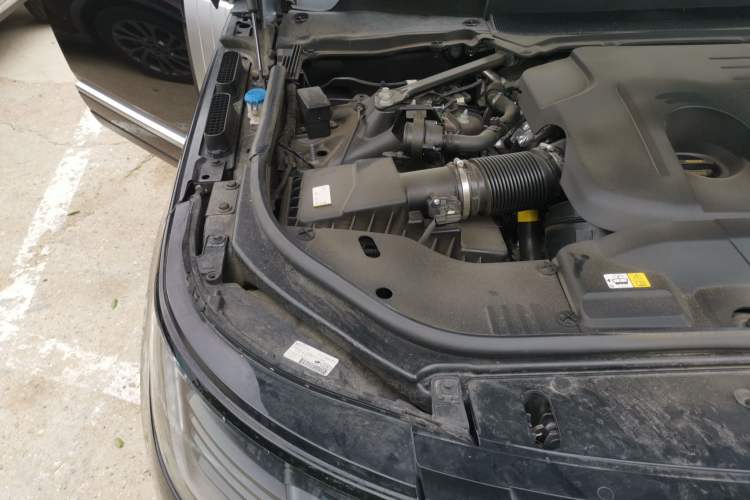 Used Land Rover Range 2022 3.0 L6 400 PS Prestige Extended Version Engine Bay Right