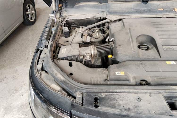 Used Land Rover Range 2022 3.0 L6 400 PS Classic Extended Version Engine Bay Right