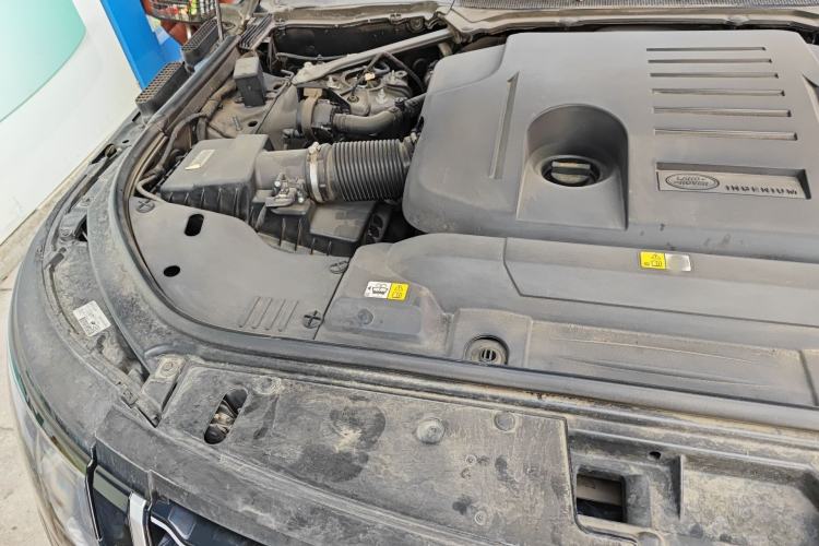 Used Land Rover Range 2022 3.0 L6 400 PS Classic Extended Version Engine Bay Right