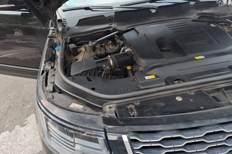 Used Land Rover Range 2022 3.0 L6 360 PS Legacy Edition Engine Bay Right