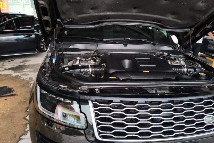 Used Land Rover Range 2022 3.0 L6 400 PS Classic Extended Version Engine Bay Right