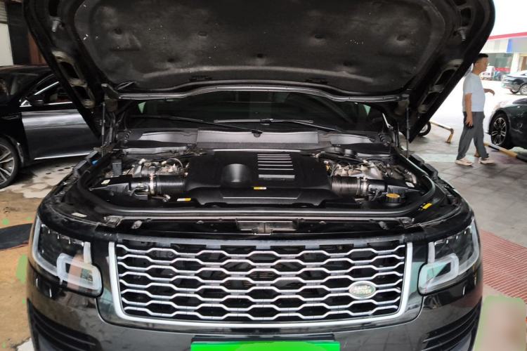 Used Land Rover Range 2022 3.0 L6 400 PS Classic Extended Version Engine Bay