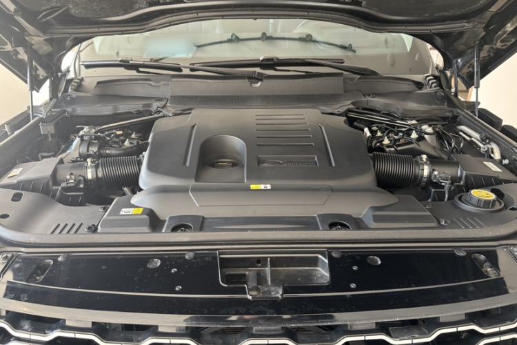 Used Land Rover Range 2022 3.0 L6 400 PS Classic Extended Version Engine Bay