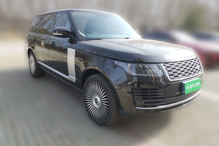 Used Land Rover Range 2022 3.0 L6 400 PS Classic Extended Version Front Right 45 Deg
