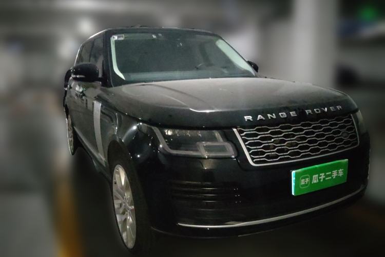 Used Land Rover Range 2022 3.0 L6 400 PS Classic Extended Version Front Right 45 Deg