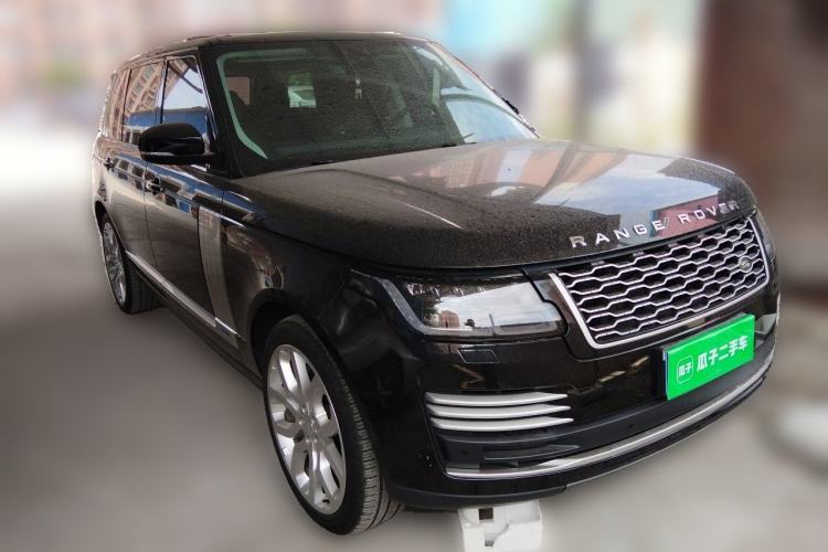 Used Land Rover Range 2022 3.0 L6 400 PS Classic Extended Version Front Right 45 Deg
