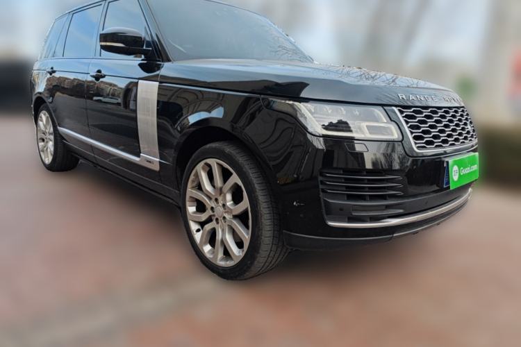 Used Land Rover Range 2022 3.0 L6 400 PS Classic Extended Version Front Right 45 Deg