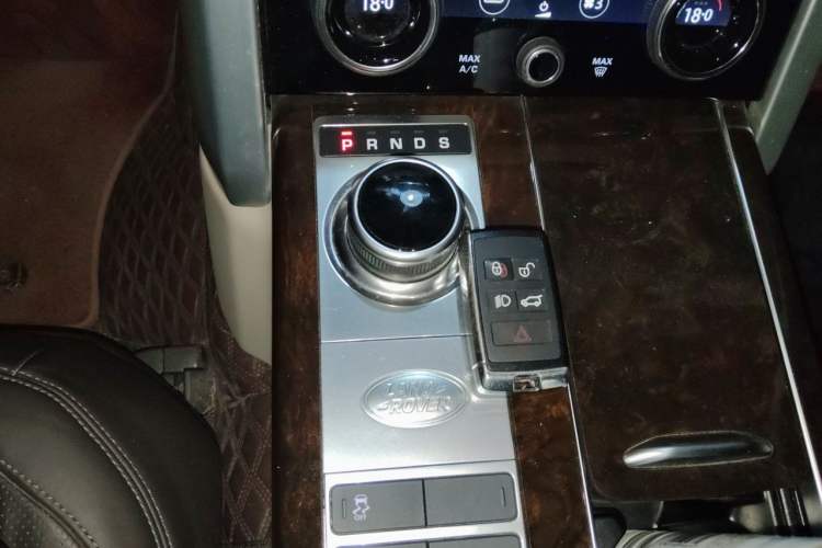 Used Land Rover Range 2022 3.0 L6 400 PS Classic Extended Version Gear Lever