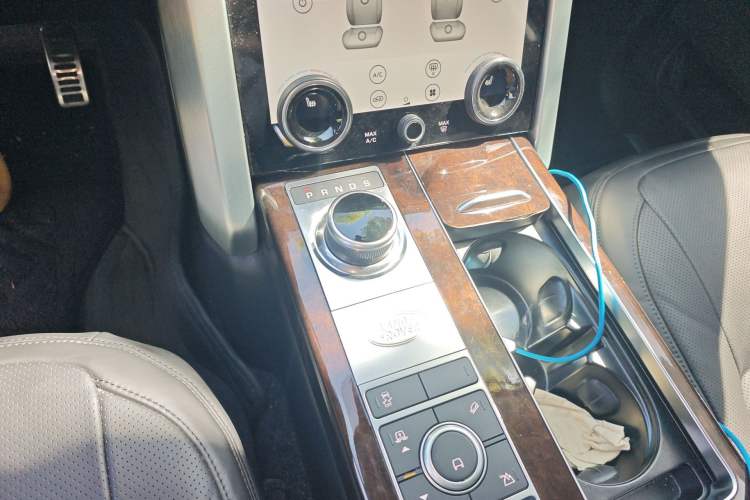 Used Land Rover Range 2022 3.0 L6 400 PS Classic Extended Version Gear Lever