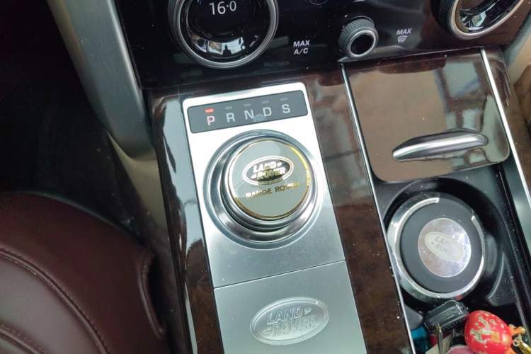 Used Land Rover Range 2022 3.0 L6 400 PS Classic Extended Version Gear Lever