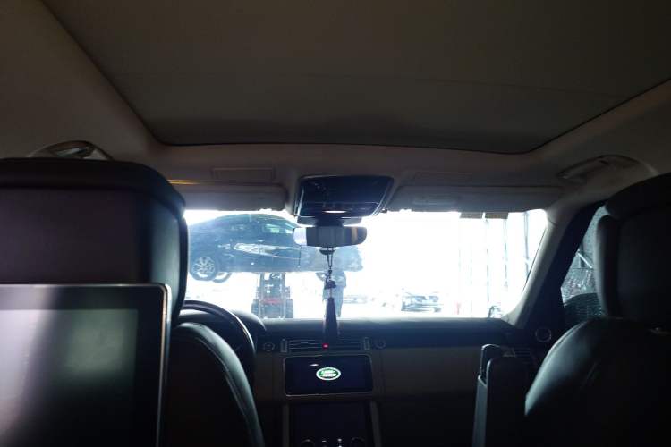 Used Land Rover Range 2022 3.0 L6 400 PS Classic Extended Version Headliner