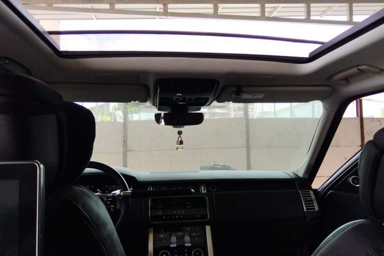Used Land Rover Range 2022 3.0 L6 400 PS Classic Extended Version Headliner