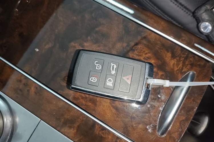 Used Land Rover Range 2022 3.0 L6 360 PS Legacy Edition Interior 1