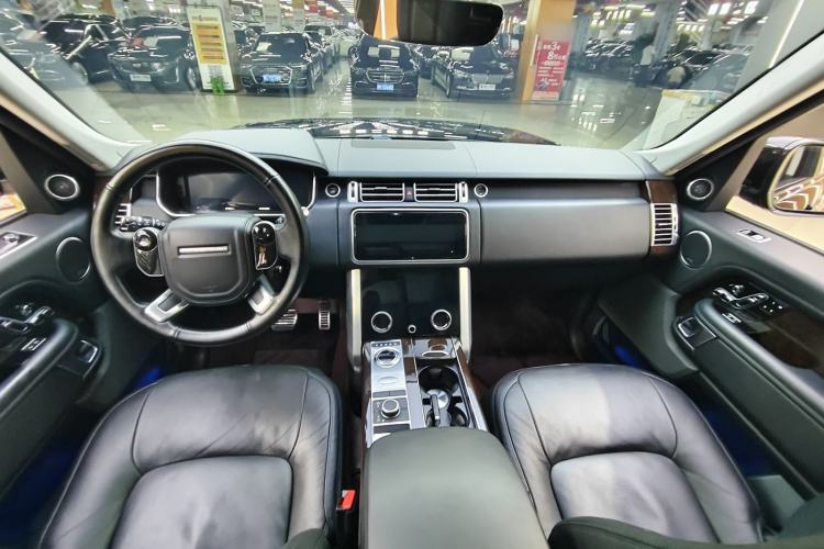Used Land Rover Range 2022 3.0 L6 400 PS Classic Extended Version Interior 1