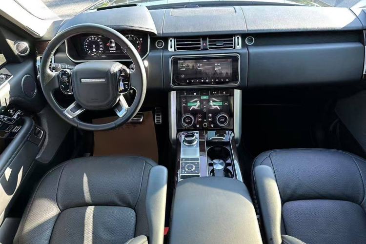 Used Land Rover Range 2022 3.0 L6 400 PS Classic Extended Version Interior 1