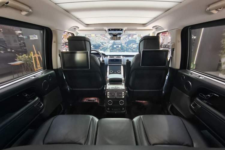 Used Land Rover Range 2022 3.0 L6 400 PS Classic Extended Version Interior 10